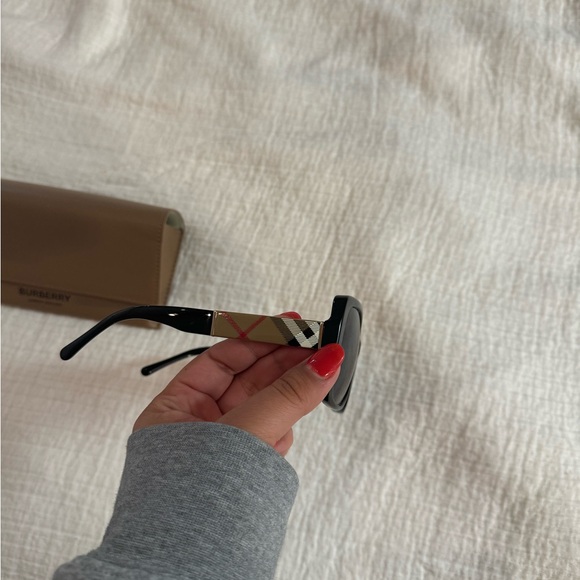 BLACK BURBERRY SQUARE SUNGLASSES - Picture 4 of 4